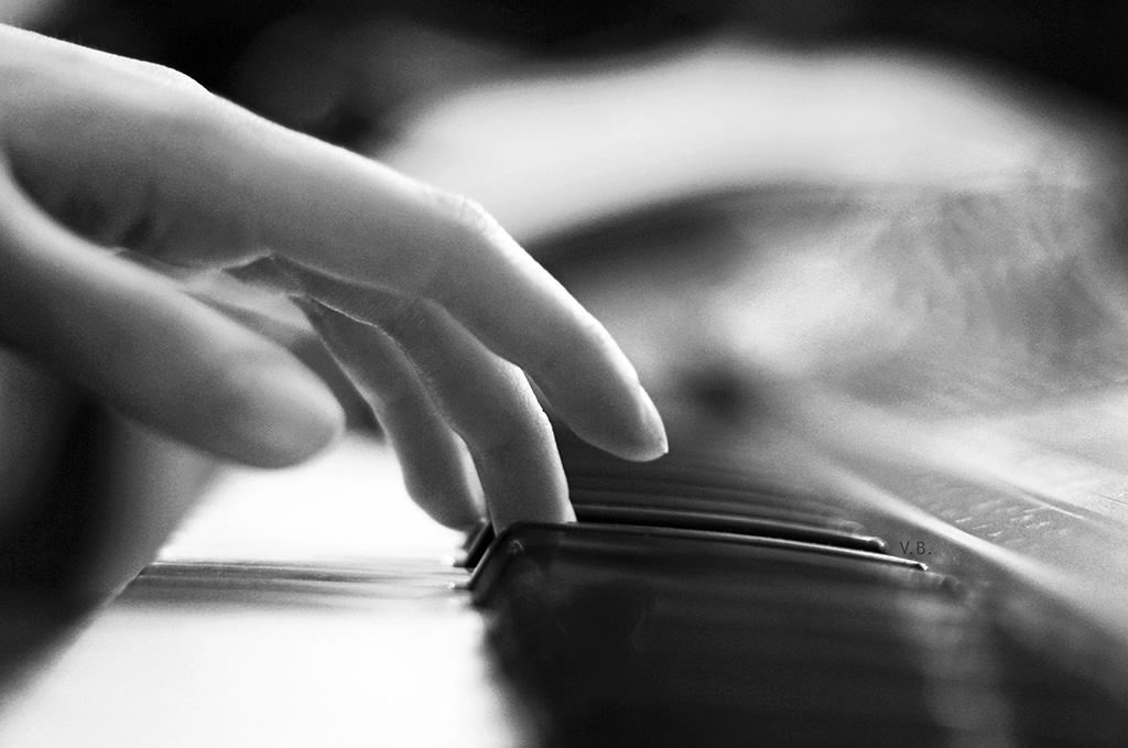 hand beginning to play a piano